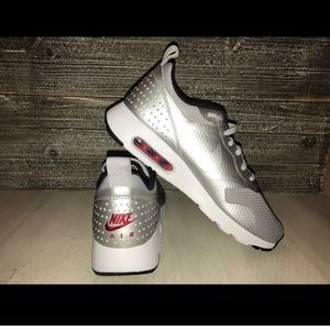 NWT !!! WOMENS NIKE AIR MAX TAVAS !! NEW IN BOX!!